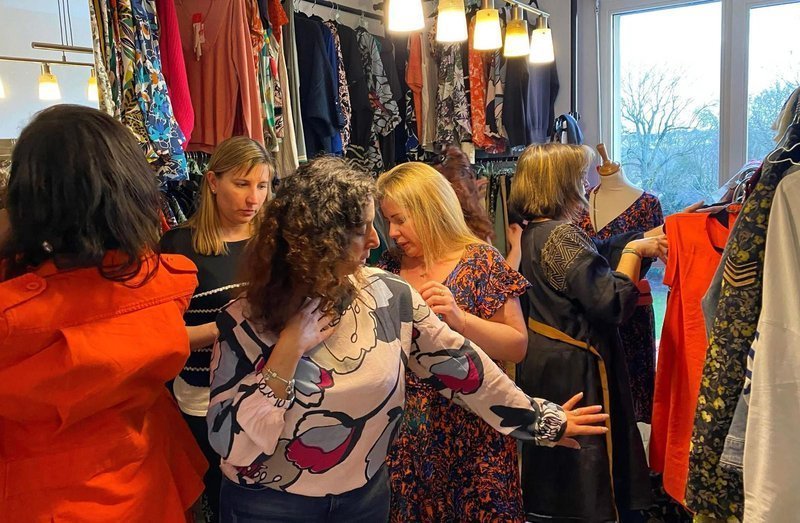 Comment organiser un atelier mode réussi entre amies : le guide complet